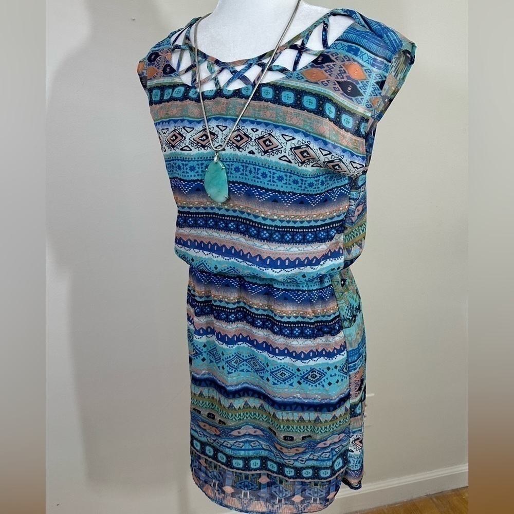 City Triangle’s sz sm dress in an abstract design. Sheer fabric with a lining - Picture 8 of 13